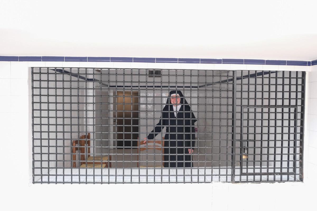 Sor Irene sonríe tras la reja que la separa dentro del monasterio de Santa Faz.