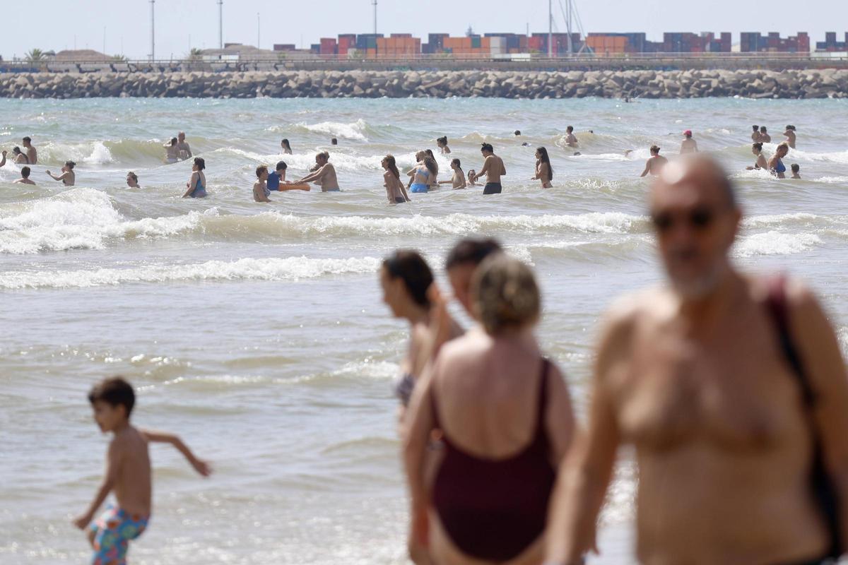 Baño en la playa de la Malva-rosa de València.