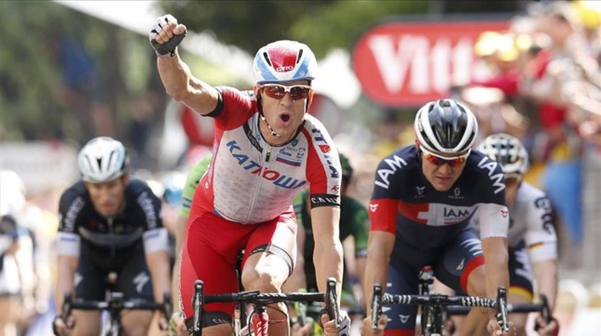 El noruec Alexander Kristoff travessa com a vencedor la línia de meta de Nimes.