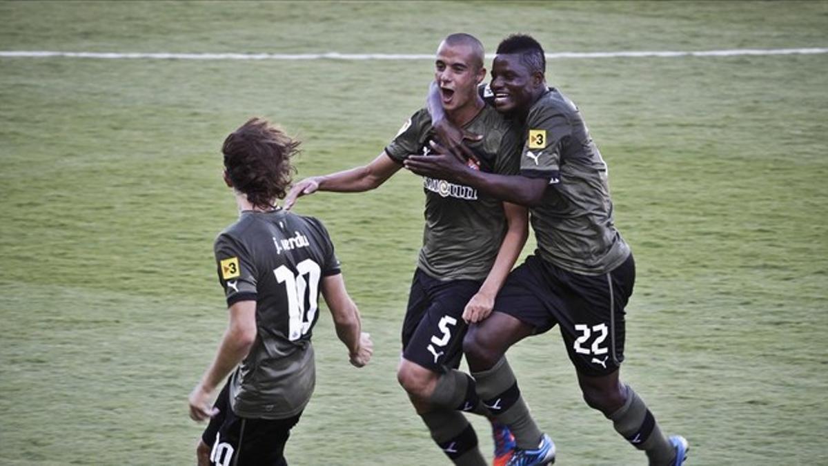 Tejera, Wakaso y Verdú celebran un gol en el campo del Levante.