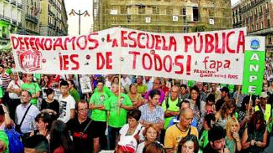 Cadenas humanas y manifestaciones contra la Lomce en Extremadura