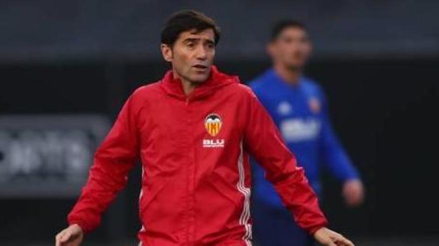 Marcelino da órdenes durante el entrenamiento de ayer en Paterna.