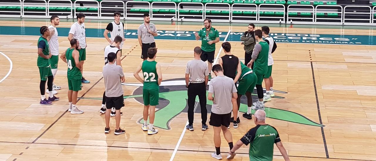 Roberto Blanco da instrucciones a sus jugadores durante el entrenamiento matinal del jueves.