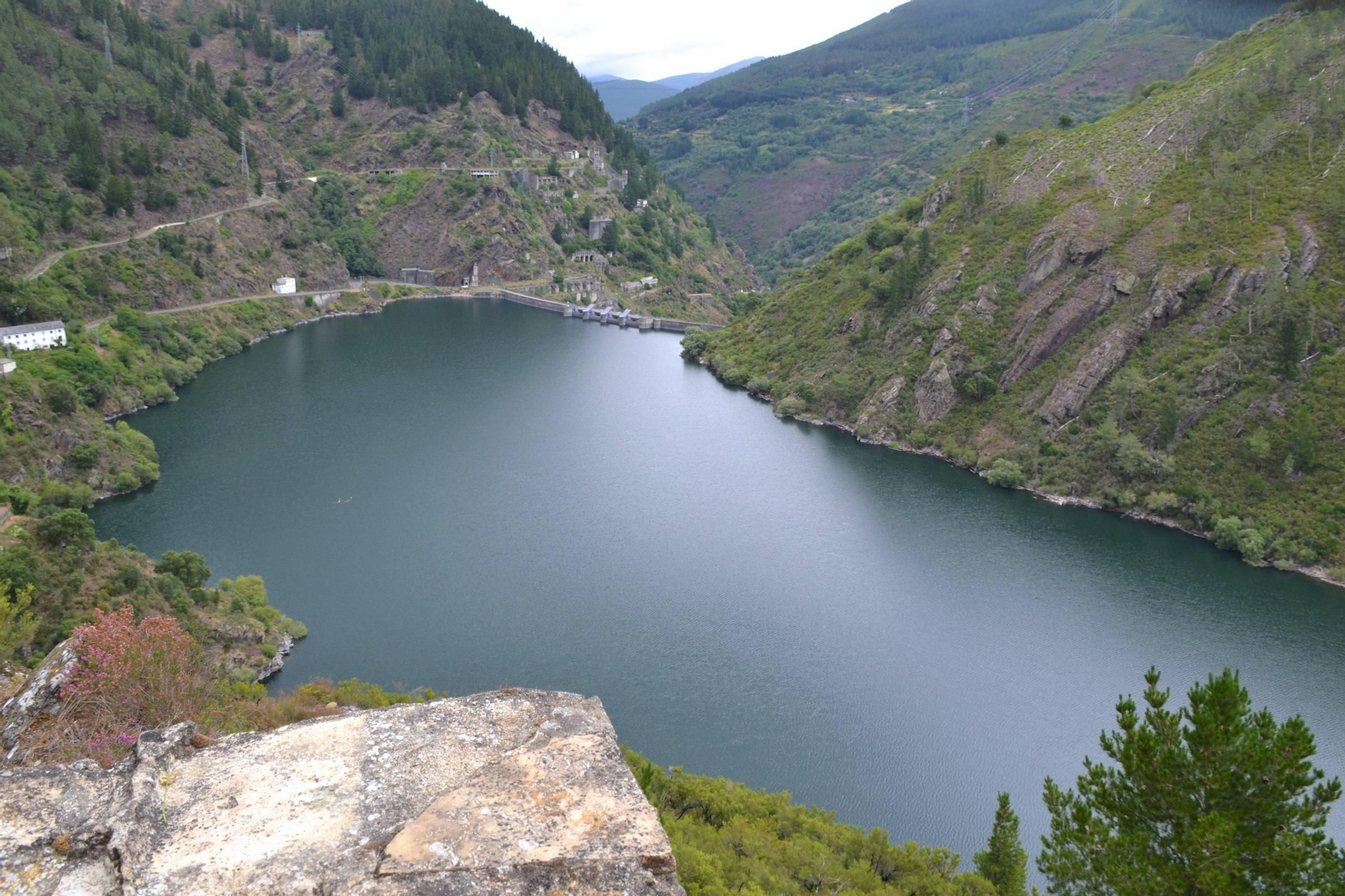 EN IMÁGENES: Dos miradas sobre el gran embalse de Grandas de Salime