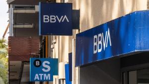 Oficinas del BBVA y del Sabadell, en Barcelona.