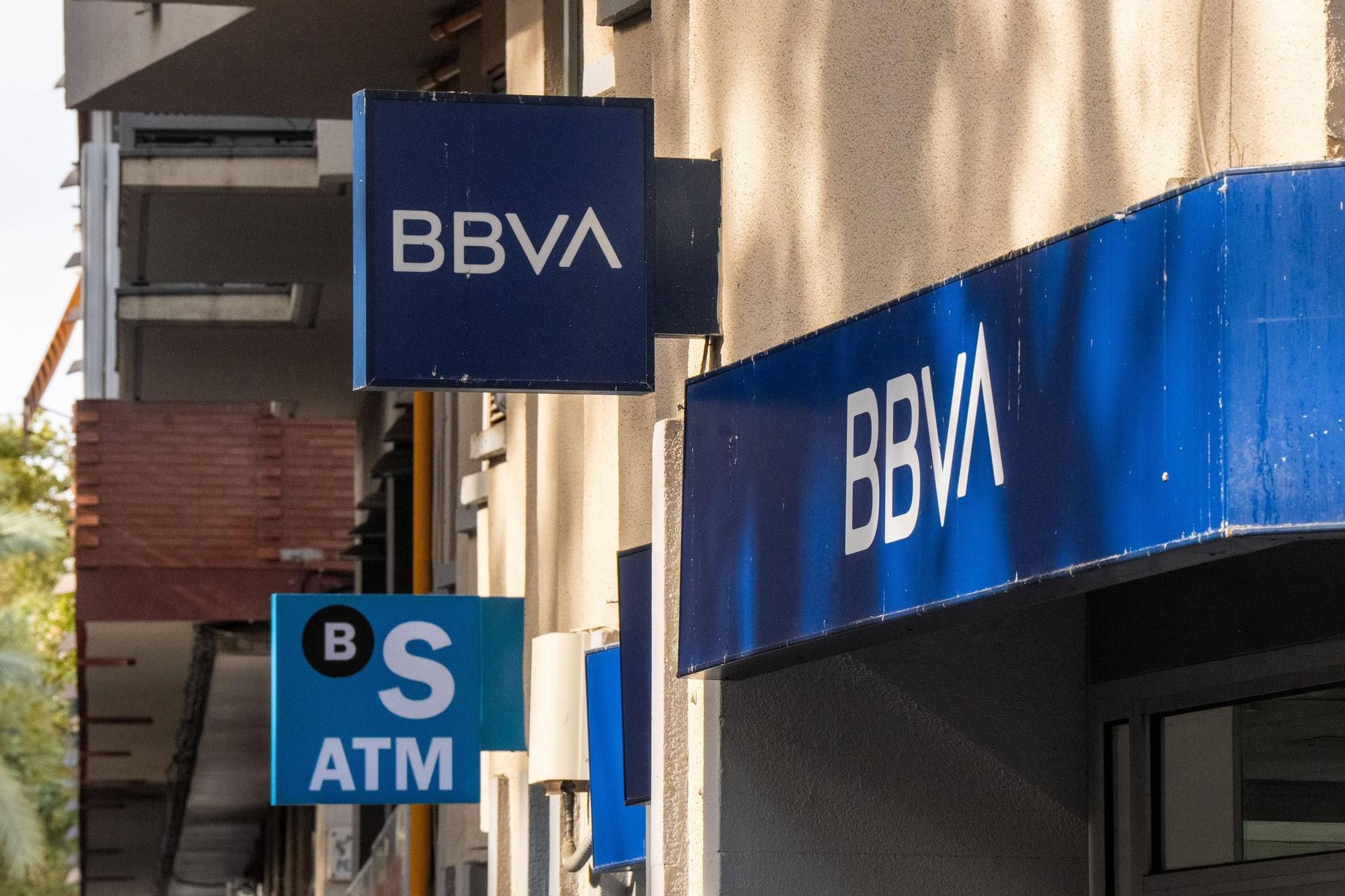 Oficinas del BBVA y del Sabadell, en Barcelona.