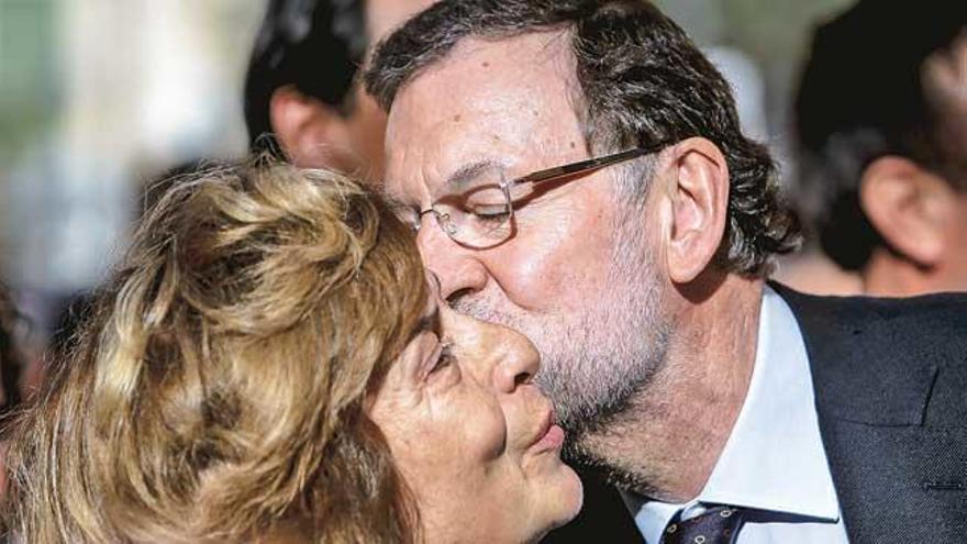 Numerosas señoras recibieron el beso de Rajoy.