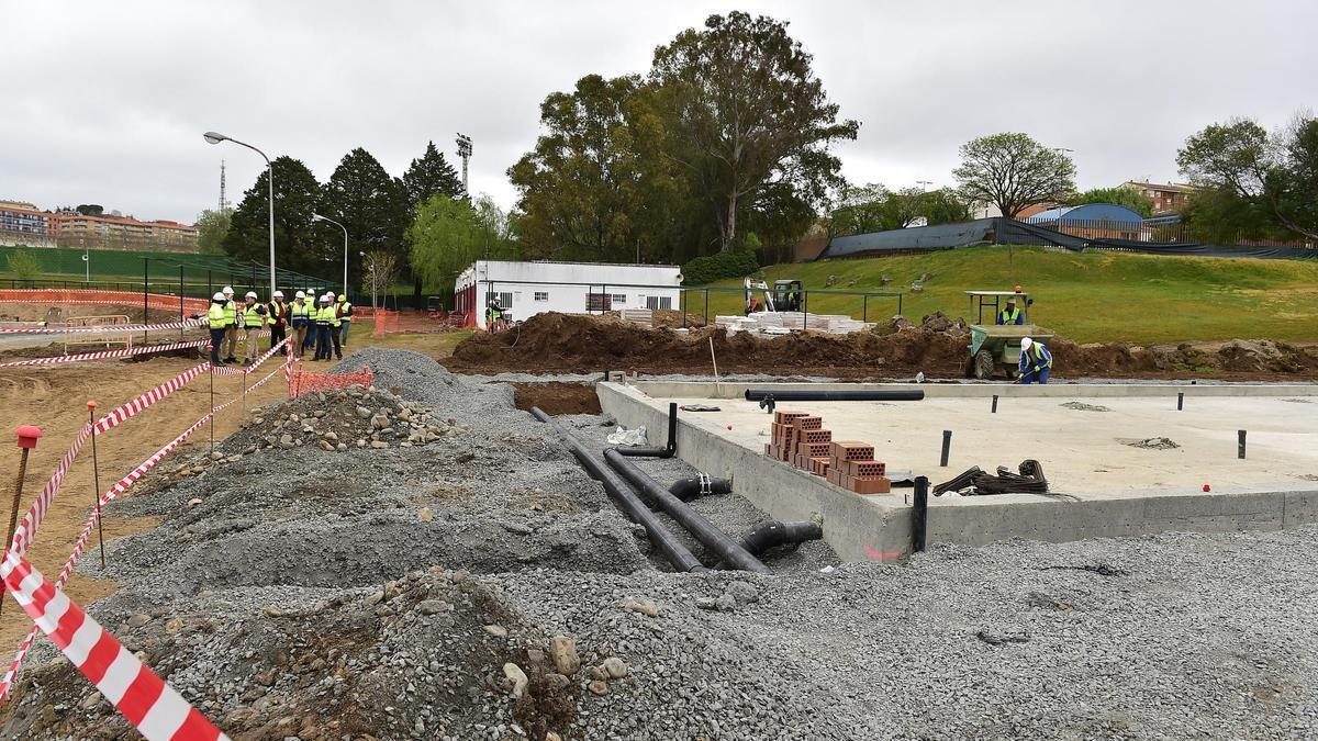 Obras en la piscina de verano de Plasencia, que contaron con una subvención de la Diputación.