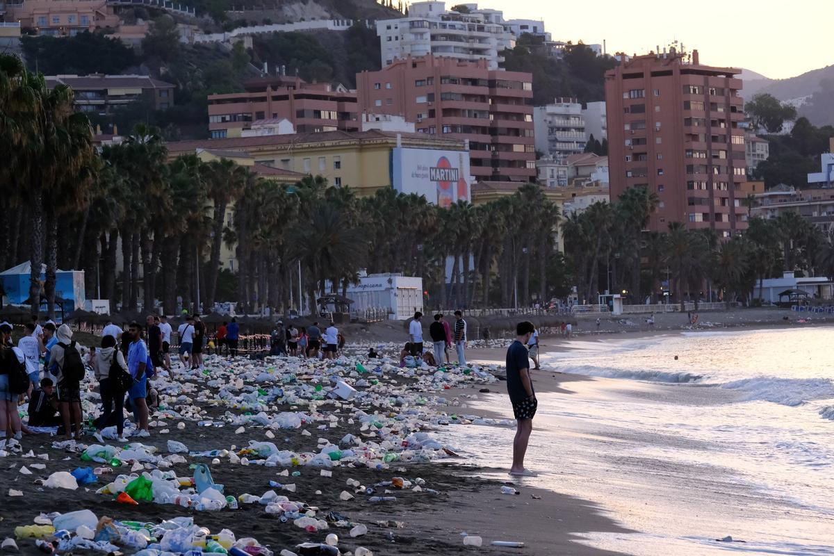 Toneladas de basura se acumulan en la playa tras celebrar la Noche de ...