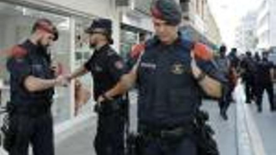 Un agent dels Mossos d&#039;Esquadra i un de la Policia Nacional donant-se les mans, ahir a Pineda.
