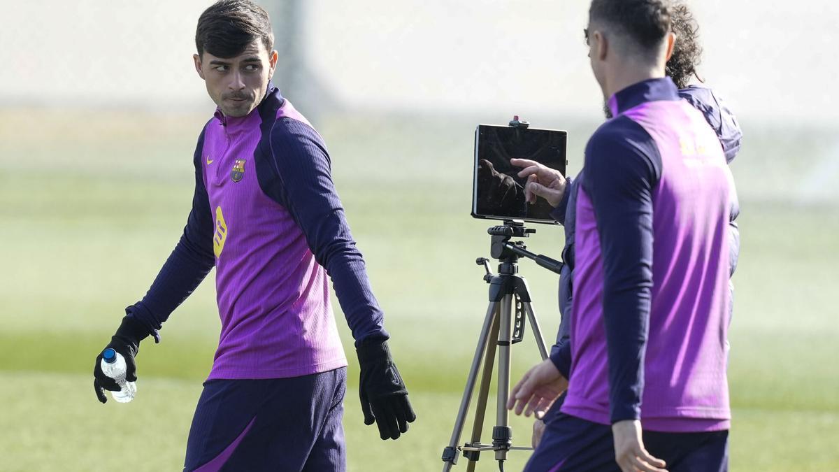Pedri González, a punto de iniciar el entrenamiento previo al Barça-Alavés.