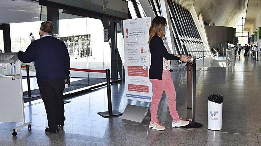 Visitants accedint a l&#039;hospital de Reus, en una fotografia d&#039;ahir.