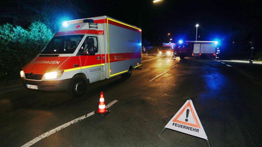 Servicios de emergencia, en el lugar donde se detuvo el tren. // Efe