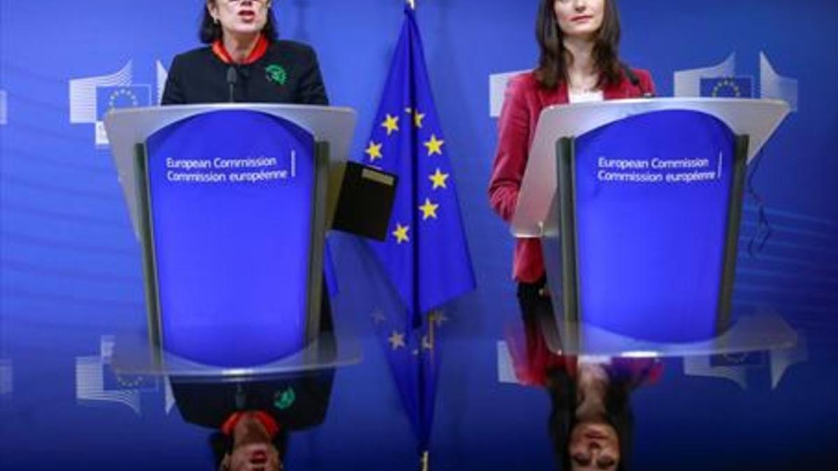 La líder del grupo de expertos Madeleine de Cock Buning (izquierda) y la eurocomisaria Mariya Gabriel, ayer.