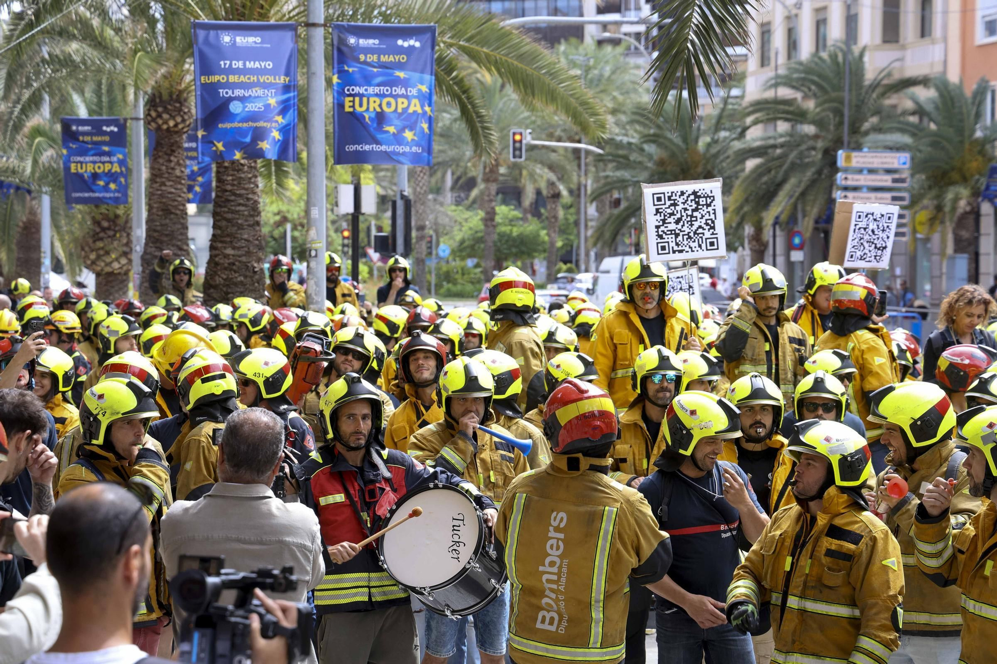 Protesta de los bomberos frente a la Diputación de Alicante