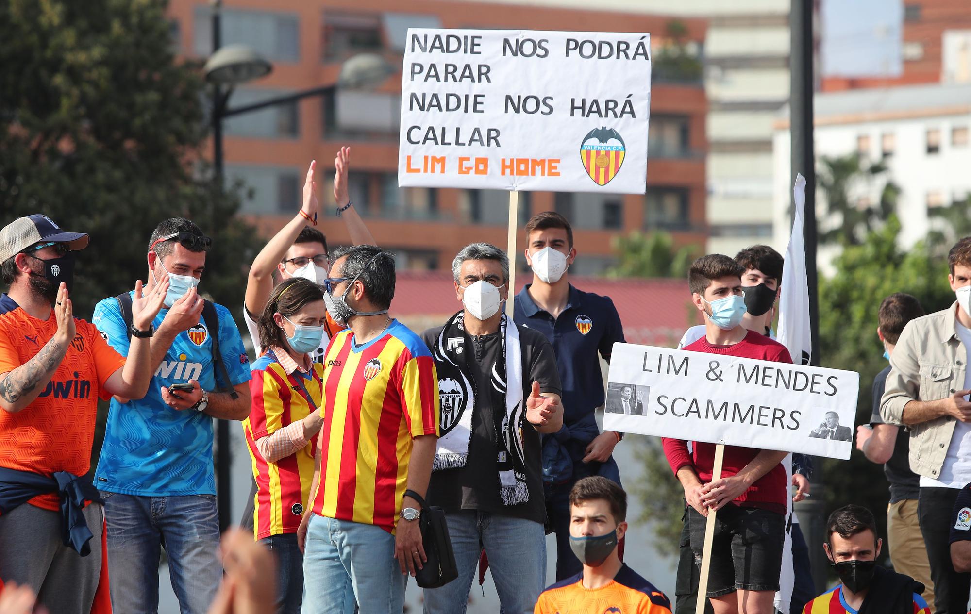 Las imágenes de la marcha de la afición valencianista contra Lim