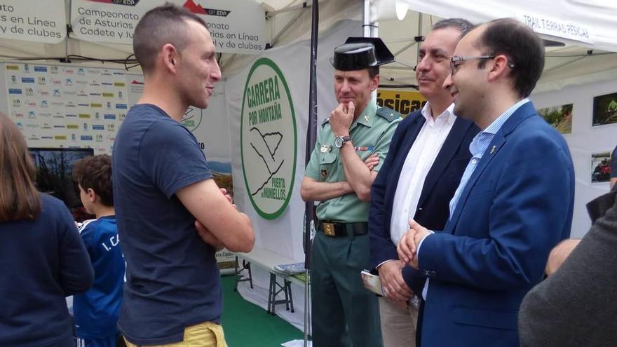 A la derecha, José Víctor Rodríguez y Manuel Calvo en el expositor de la carrera &quot;Puerta de Muniellos&quot;.