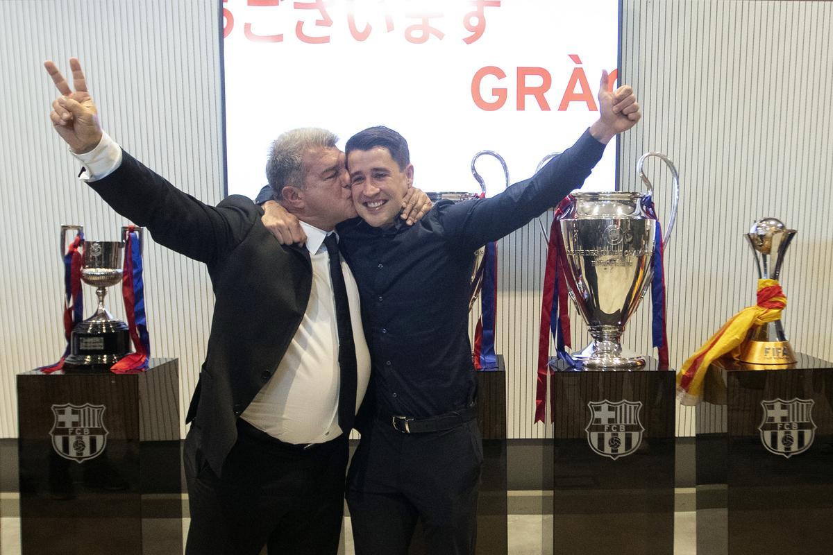 El delantero Bojan Krkic, de 32 años, junto al presidente del FC Barcelona, Jan Laporta, durante el acto celebrado en el Camp Nou en que ha anunciado su retirada del fútbol profesional después de dieciséis en el primer nivel, un periodo en el que asegura &quot;haber aprendido a superar los miedos que nos creamos&quot;. EFE/Marta Pérez