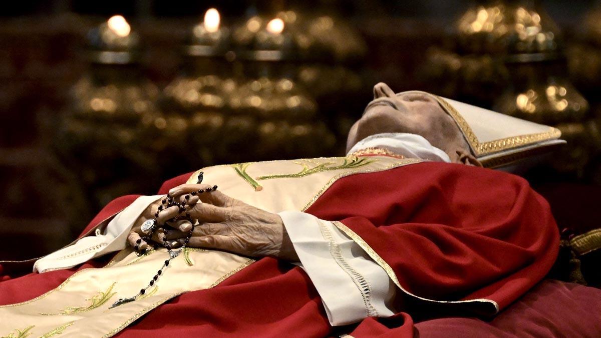 El cuerpo del Papa emérito Benedicto XVI yace en la Basílica de San Pedro en el Vaticano.