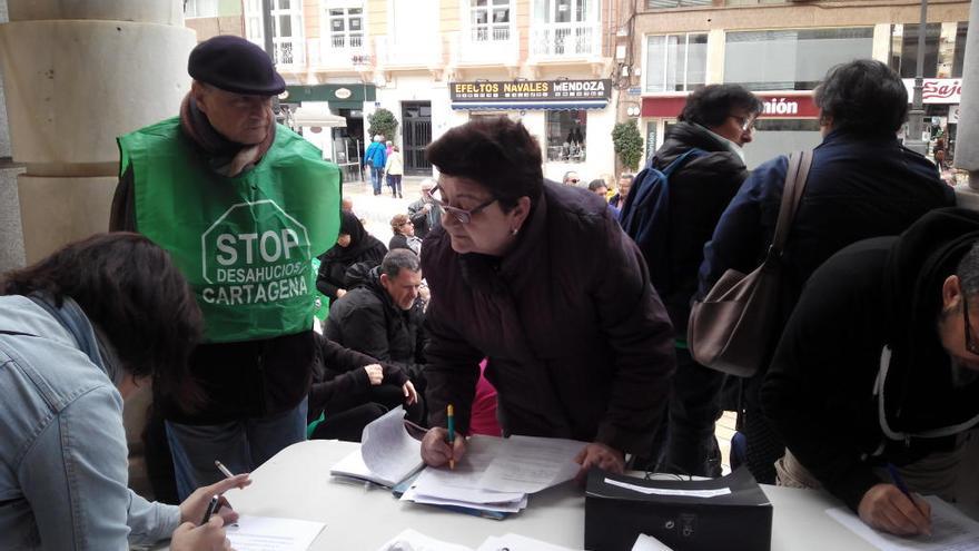 Afectados por la hipoteca en la plaza del Ayuntamiento