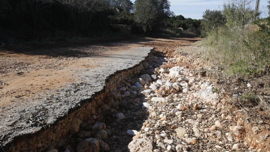 Un tramo del camino con el borde que separaba la calzada del barranco totalmente descarnado, en una imagen de ayer.