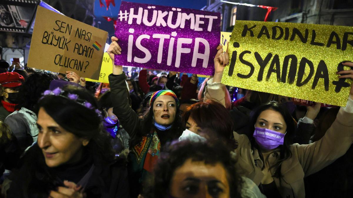 Manifestantes protestan contra la violencia de género en el Día Internacional para la Eliminación de la Violencia contra la Mujer, en Estambul, Turquía.