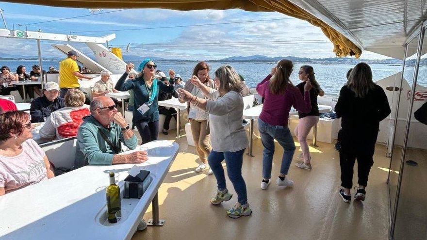 Arousa enfila el verano desde la cocina, la playa y sus catamaranes