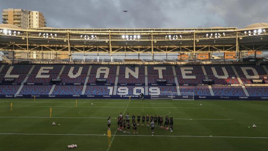 Las jugadoras del Levante UD, sobre el césped del Ciutat de València. | F.CALABUIG