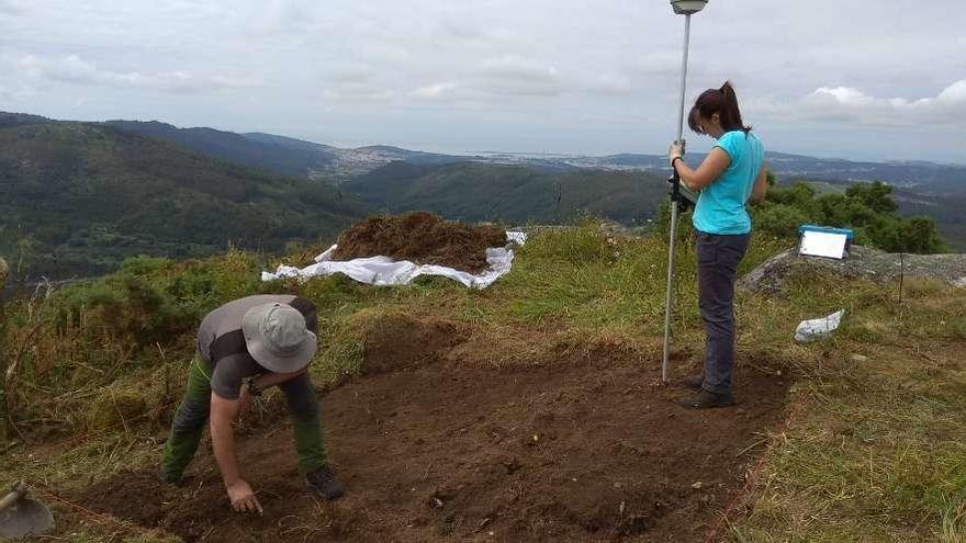 Inicio de la excavación, ayer en el Monte Xalo.