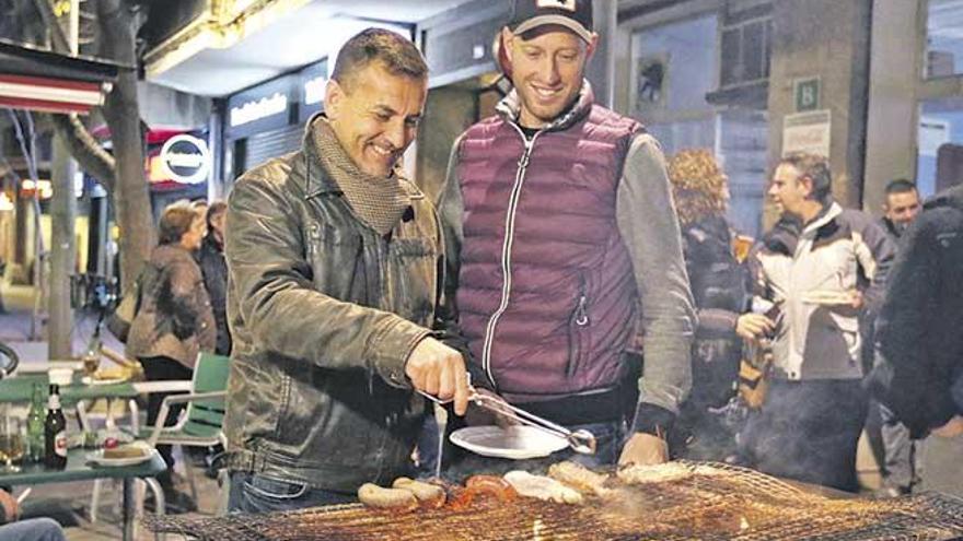 Melgarejo, junto a Becchio, asistieron ayer a una torrada de la peña Bar Blanquerna a la que tampoco faltaron algunos futbolistas.