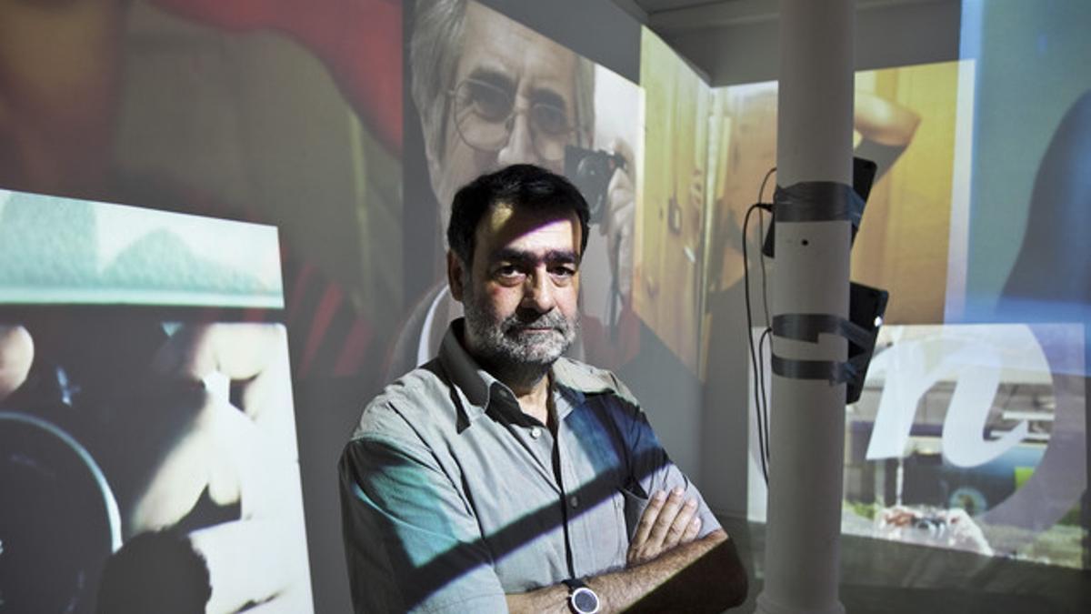 Joan Fontcuberta, durante la presentación de su proyecto 'A travès del mirall', en la galería Àngels Barceló, el pasado 21 de septiembre.