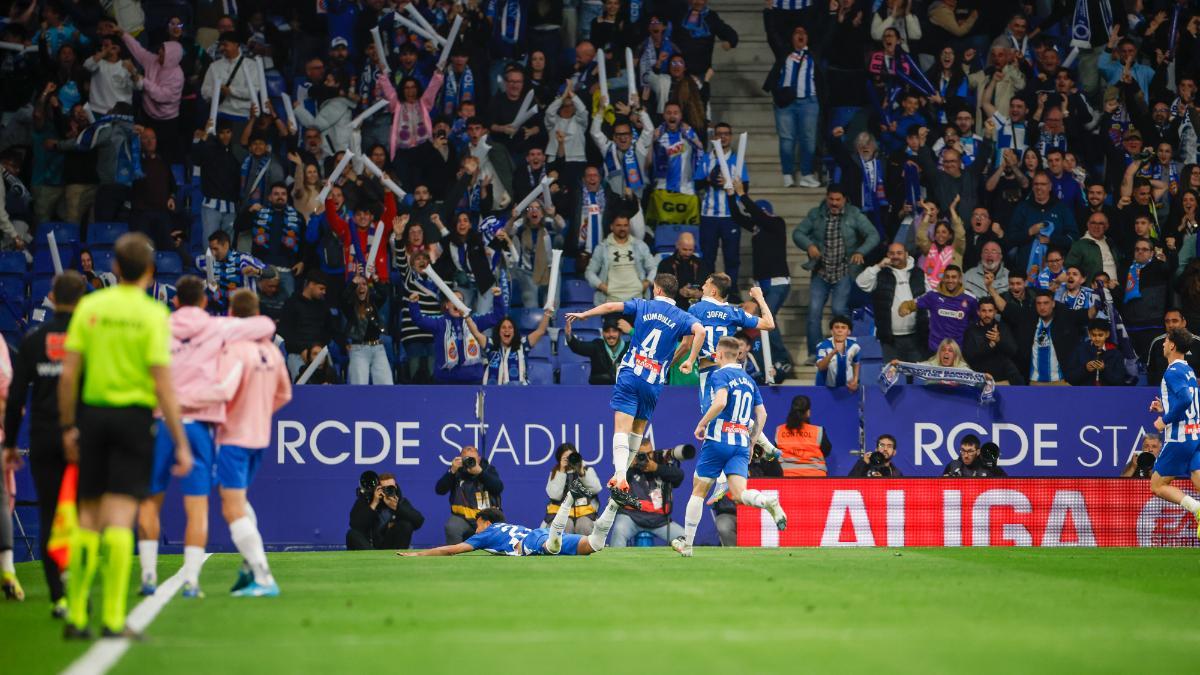 Celebración del gol de Marash Kumbulla con la grada del RCDE Stadium