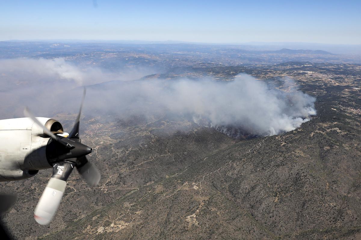 El fuego de Carrazeda De Ansiães (Portugal), visto desde un avión de las fuerzas aéreas portuguesas