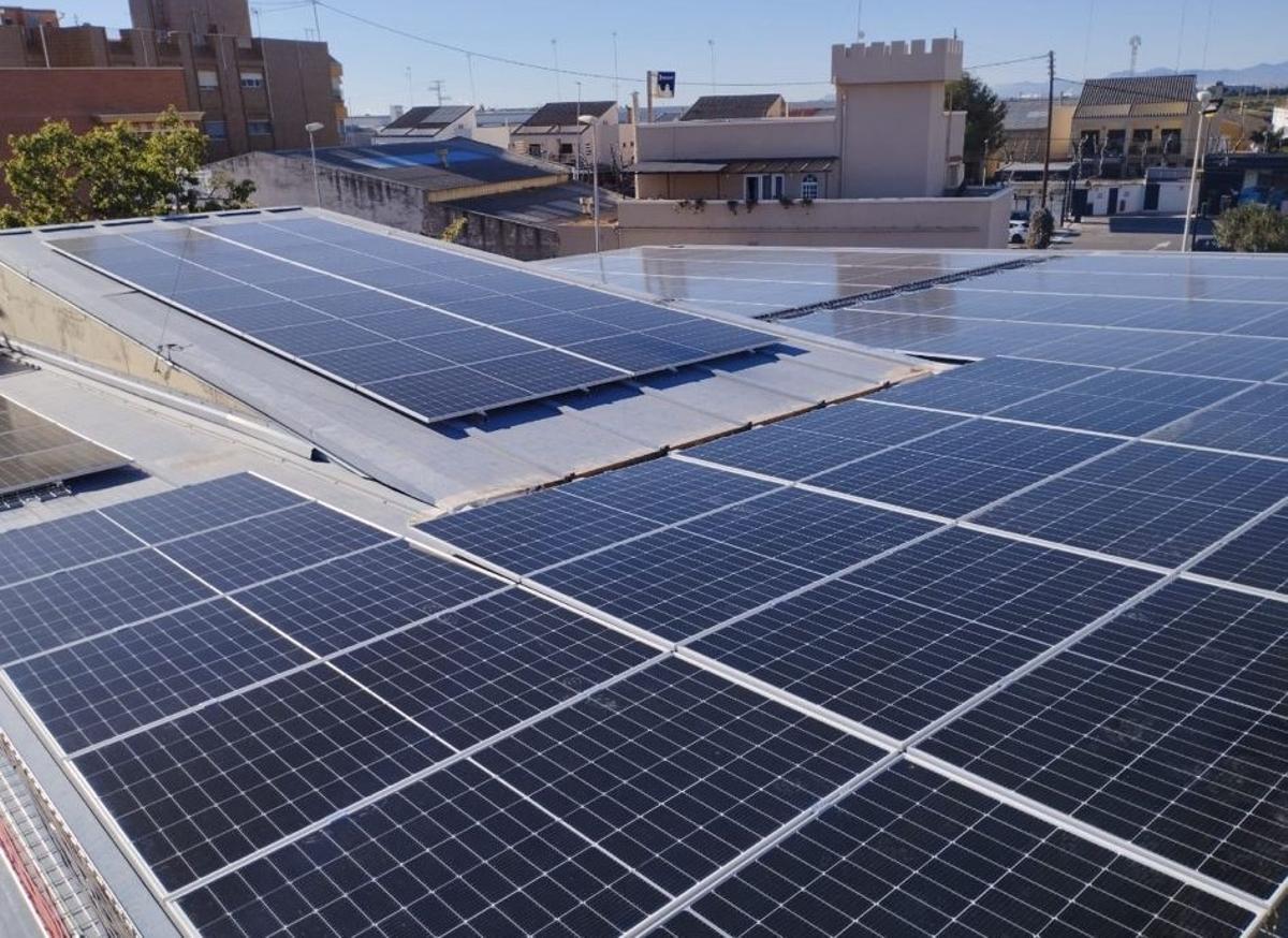 Otra foto de las placas solares que han acabado de instalar en la cubierta de la piscina.