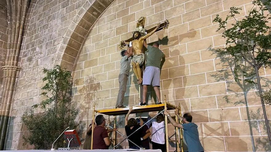 Los feligreses vuelven a colgar en el altar el Cristo Crucificado