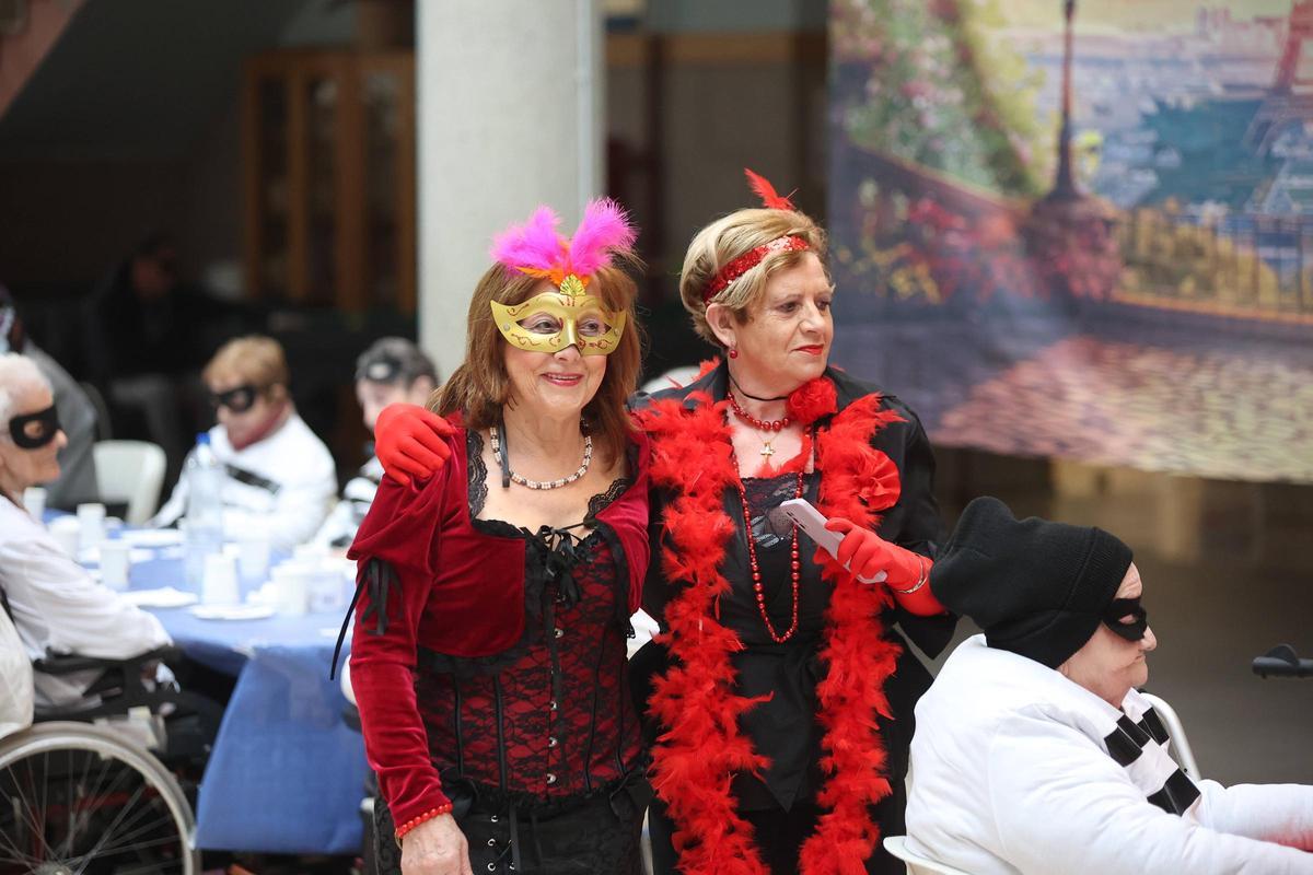Carnaval en la residencia Torrente Ballester de A Coruña: la fiesta del robo en el Louvre