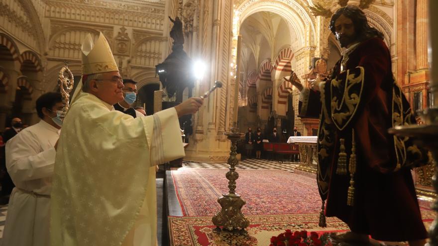 El obispo Demetrio Fernández bendice en la Catedral al titular de la Salud de Puerta Nueva
