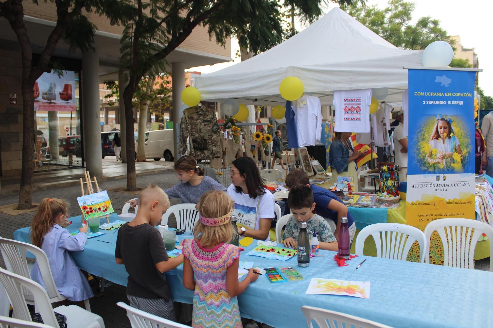 La Feria de Asociaciones llena la calle la Vía de entidades sin ánimo de lucro