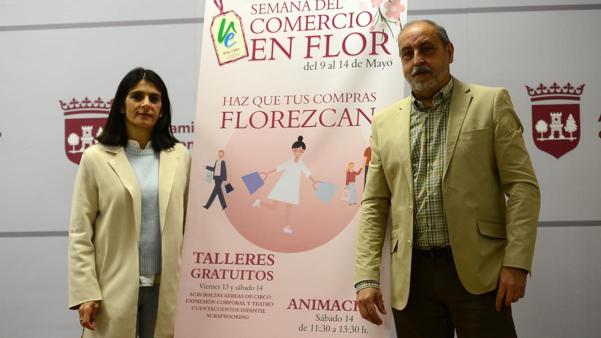 José Luis Ventura y Belinda Martín, con el cartel de la campaña comercial en Plasencia.