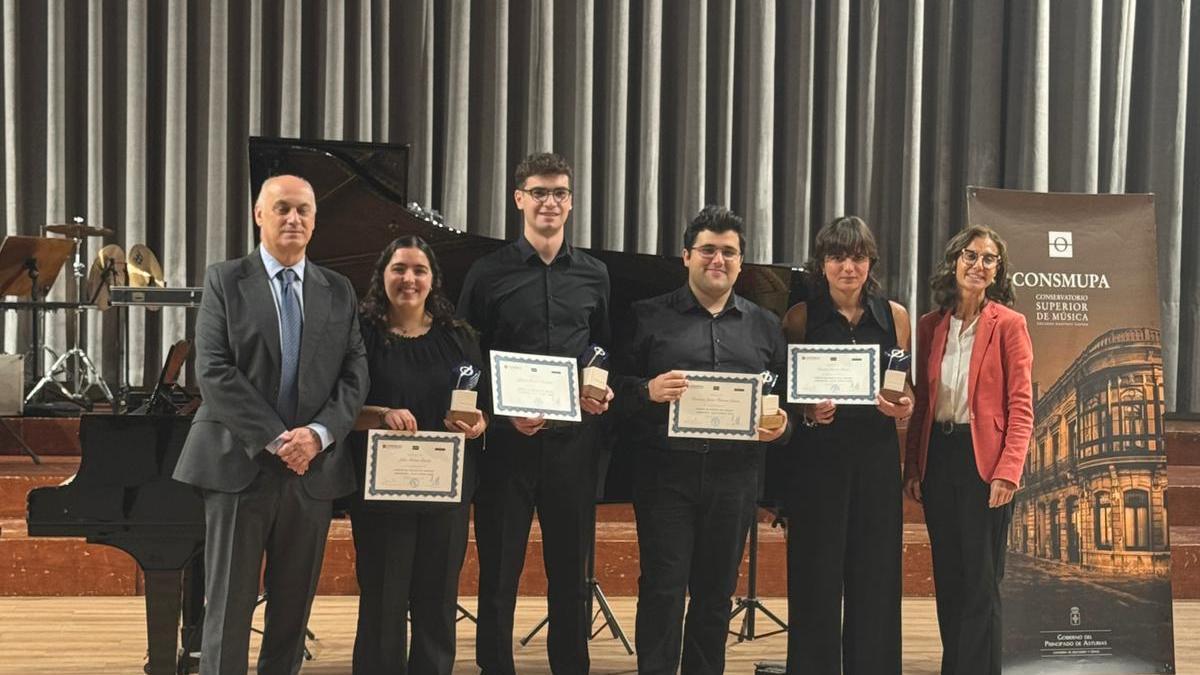 Por la izquierda, el director del Conservatorio, Fernando Agüeria; Lidia Meleiro, Alfonso Huerta, Francisco Javier Ferreras, la profesora Julia Segovia y Liliana Valdés de Caja Rural.