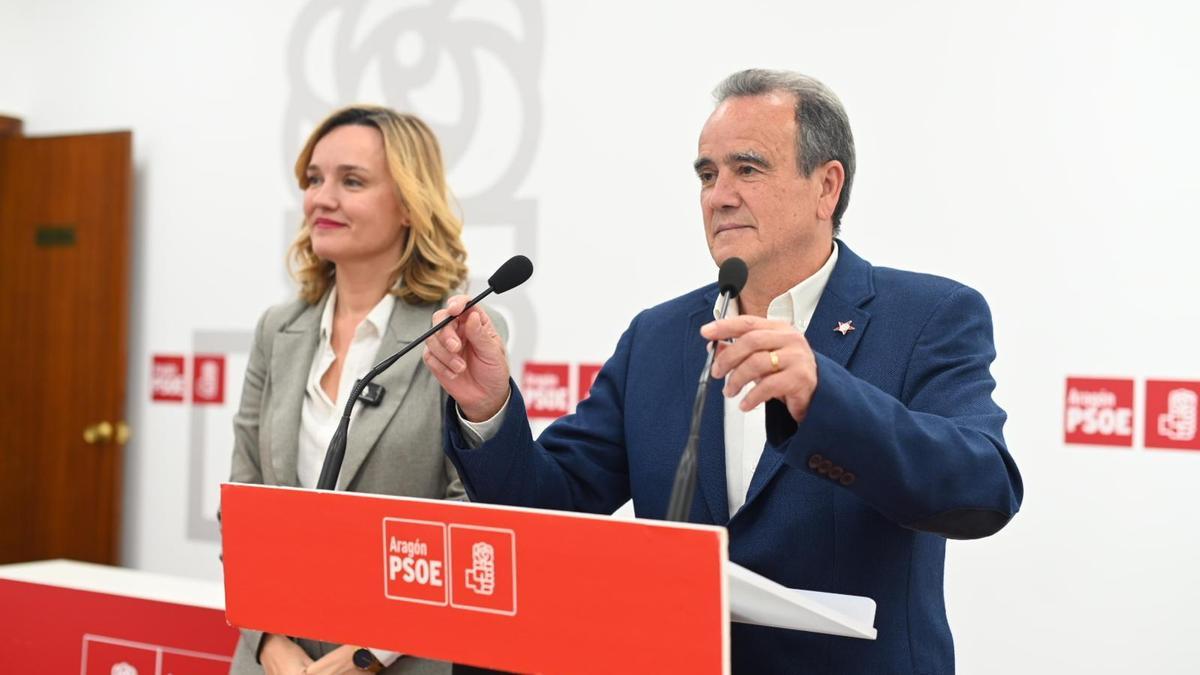 Pilar Alegría y Juan Antonio Sánchez Quero, este viernes en la sede del PSOE en Zaragoza.