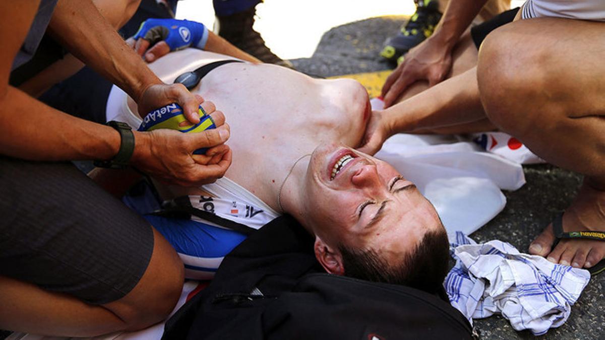 David de la Cruz recibe asistencia tras sufrir una caída durante la 12ª etapa del Tour, entre Bourg-en-Bresse y Saint-Etienne
