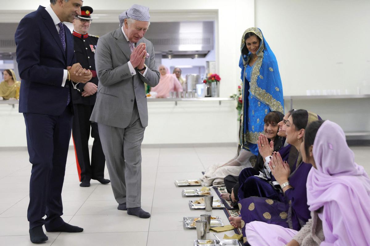 El Rey Carlos III visita el Guru Nanak Gurdwara Luton, donde se brinda enseñanza y práctica religiosa sij para todos los miembros de la comunidad y proporciona servicios sociales voluntarios para los ancianos, jóvenes y otros grupos de la comunidad.