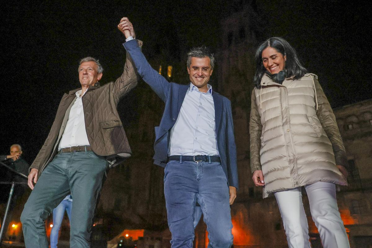 El presidente del PPdeG, Alfonso Rueda, junto al candidato a la alcaldía de Santiago, Borja Verea y la secretaria del partido, Paula Prado