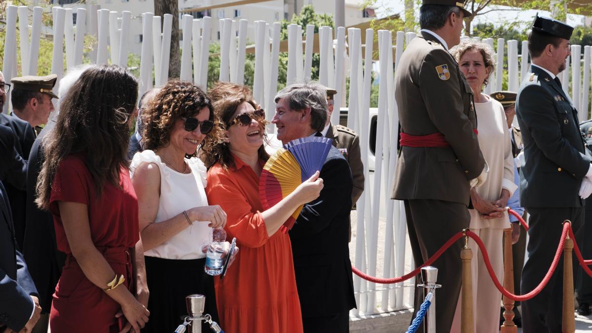 La consellera Mercedes Garrido, con el abanico con los colores de la República.