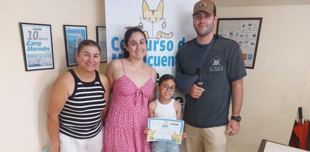 1 y 2. Denisa María y Alejandra, ganadoras del primer premio en tercero de primaria, en castellano y valenciano. | 3 y 4. Quim y María, que se han impuesto en cuarto de primaria . | 5 y 6. Anna y Guillem, ganadores en quinto.   | 7 y 8. Martina y Paula, primer premio en sexto.  | 9 y 10. Naima y Lia, segundo premio en tercero de primaria. | 11 y 12. Emma y Mohamed, acompañado de su hermana, segundos en cuarto. | 13 y 14. Rocio y Ángel, segundos en sexto. | 15. Garazi, segunda en quinto.| 16. Roser, tercer premio en tercero. | 17 y 18. Carla y Josep, terceros en 4º. | 19 . Vera, tercera en quinto | 20 y 21.  Erika y Aritz, terceros en sexto. | 22. Victoria, tercer premio,  recogiendo el premio con varios familiares.  23. Joan, al obtener su reconocimiento.