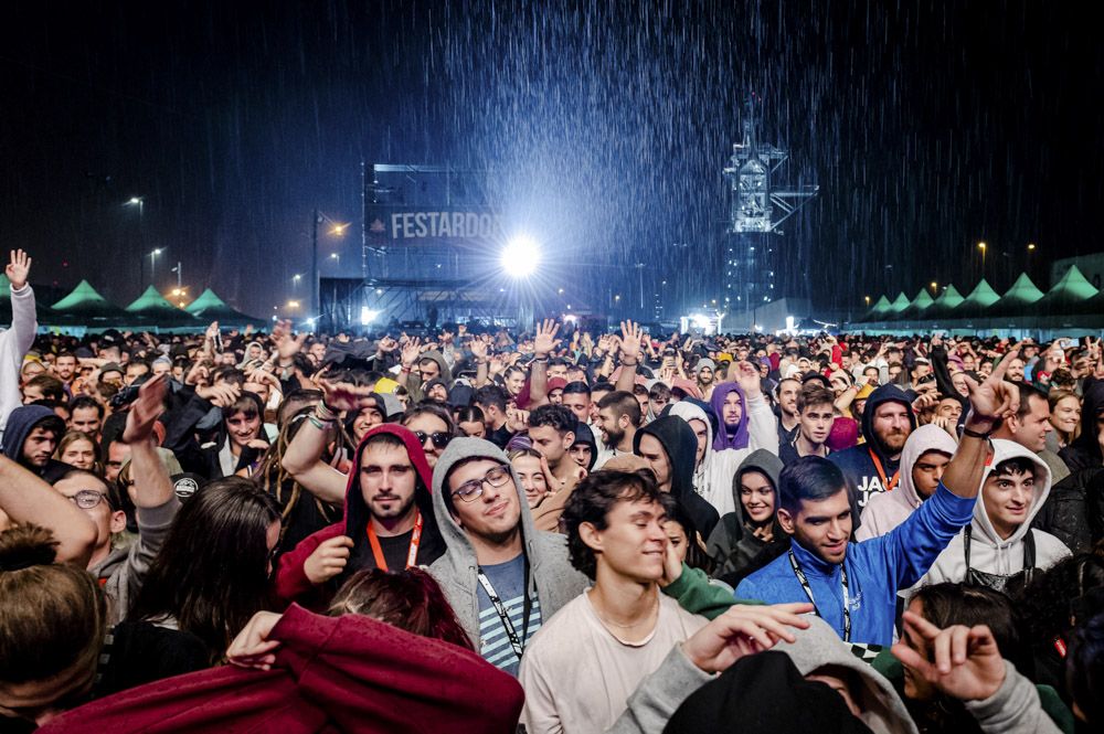 Así se vivió la lluvia la primera noche del festival Festardor, en el Port de Sagunt.
