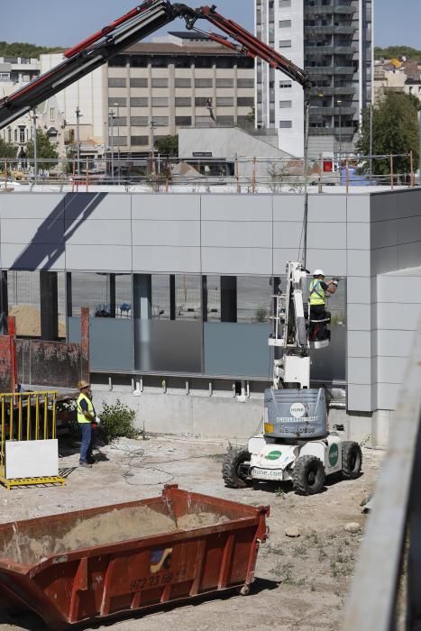 Retiren l''estructura del finger que uneix l''estació del TAV amb la ciutat.