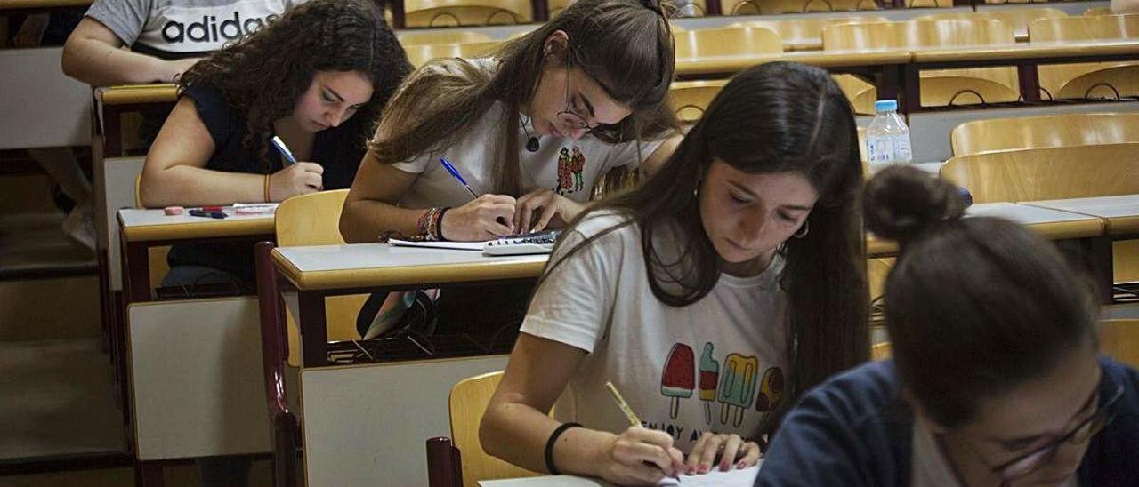 Estudiantes realizan el examen de Selectividad, el año pasado, en la UA.