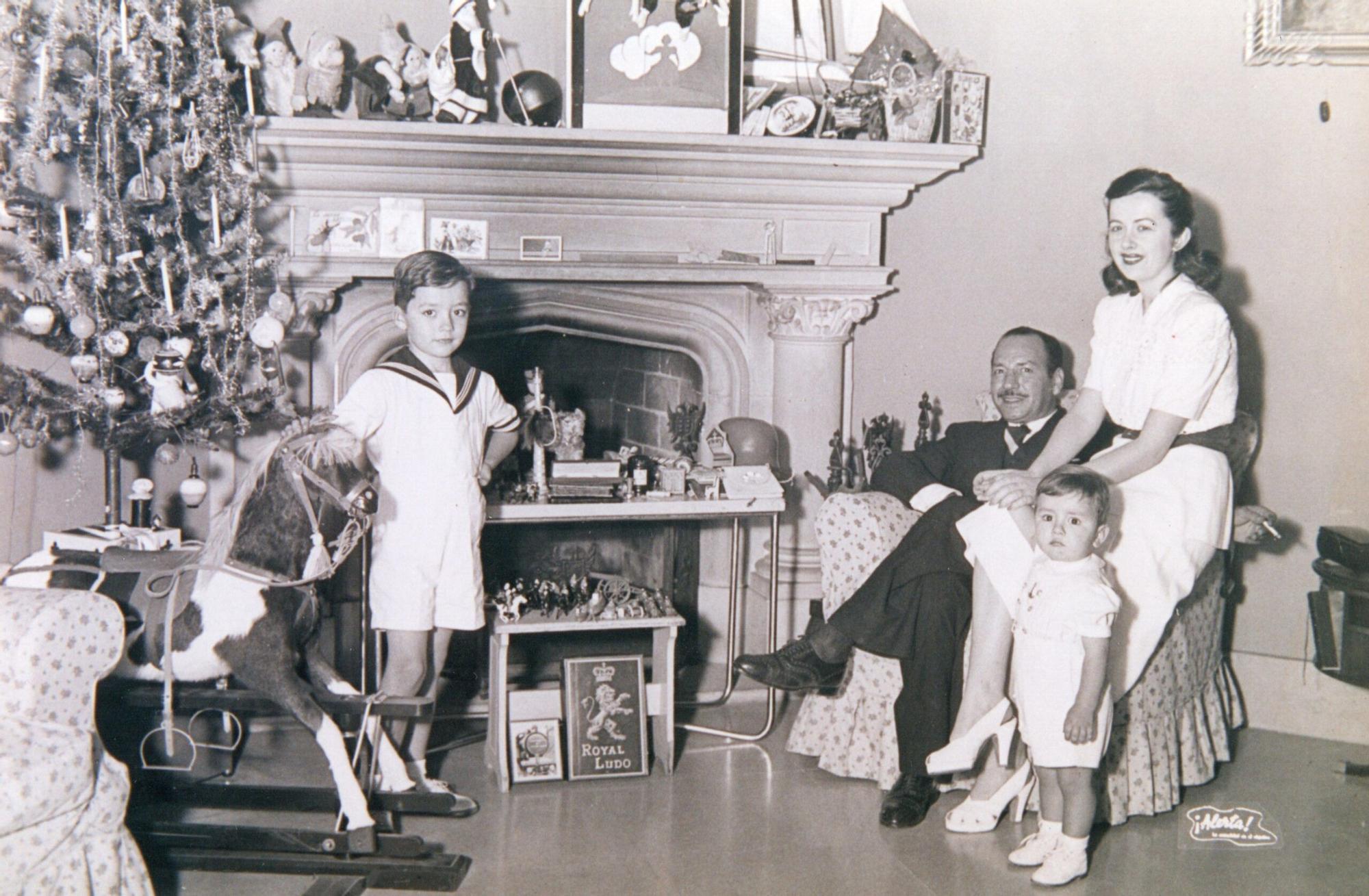 La familia Barón Biza en 1946: los padres Raúl y Clotilde con el hijo mayor Carlos y el pequeño Jorge. Su hermana Cristina aún no había nacido.